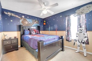 5 slaapkamers, een bureau, een strijkplank/strijkijzer, reisbedje