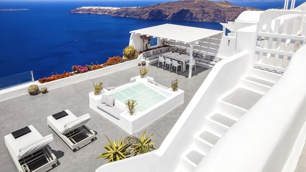 Une terrasse sur le toit avec une piscine, un espace salon et une vue sur la mer et les îles.
