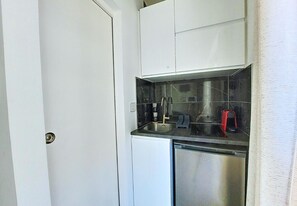 Een koelkast, een microgolfoven, een koffiezetapparaat/waterkoker