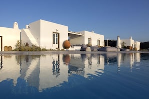 Pool - Impeccable 5-bed Villa in Mesaria Erosantorini (Santorini)