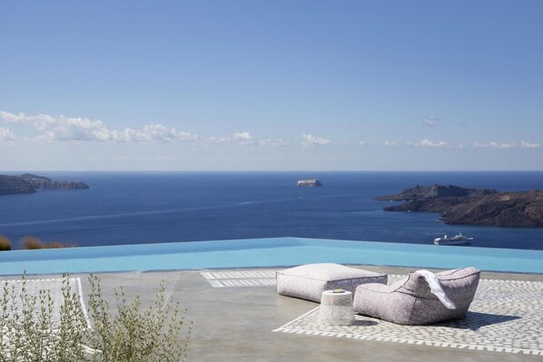 Villa | Pool | Outdoor pool - Impeccable 5-bed Villa in Mesaria Erosantorini (Santorini)