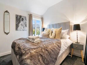 4 slaapkamers, een strijkplank/strijkijzer, reisbedje, gratis wifi