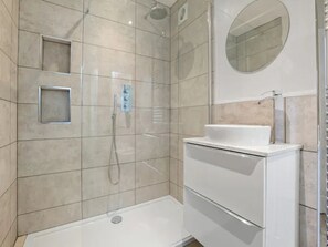 Douche, sèche-cheveux, serviettes fournies, savon