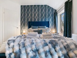 4 chambres, fer et planche à repasser, lit de bébé portatif