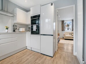 Een koelkast, een magnetron, een oven, een vaatwasser