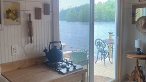 Una cucina con piano cottura a gas, frigorifero e zona pranzo con tavolo e sedie.