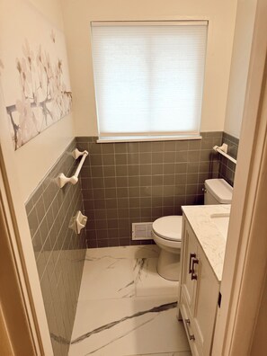 Combined shower/tub, hair dryer, towels, soap