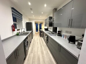 ثلاجة، ميكروويف، فرن، موقد طهي مسطح