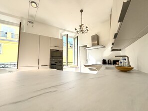 Geladeira, micro-ondas, fogão, cooktop