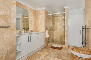 Dusche, Haartrockner, Handtücher, Seife