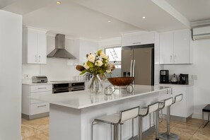 Fridge, microwave, oven, stovetop - Lux 3 Bedroom Camps Bay - Private Pool - Sea View (Cape Town)