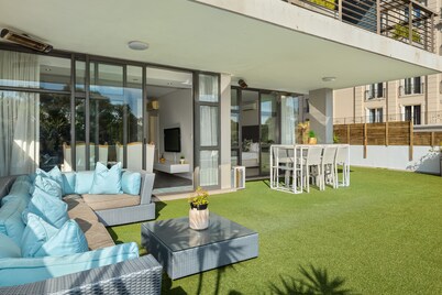 Spacious Sea Point Apartment  - Pool - Balcony
