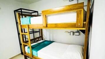 Una cama litera con estructura de madera y un colchón individual.