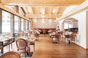 2 restauranter; serverer frokost, aftensmad, brunch og franske retter