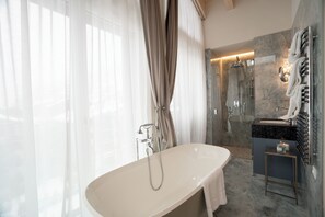 Penthouse de lujo, vista a la montaña | Baño | Amenidades de baño gratuitas, secadora de cabello, batas, pantuflas 