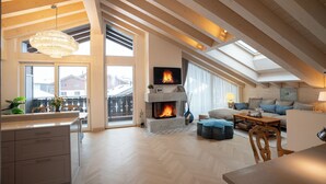 Luksus-loftsleilighet, fjellutsikt | Oppholdsområde | En 50-centimeters Flatskjerm-TV med kabel-kanaler samt peis og printere