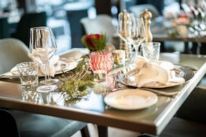 2 restaurants; lunch, dinner, and brunch served