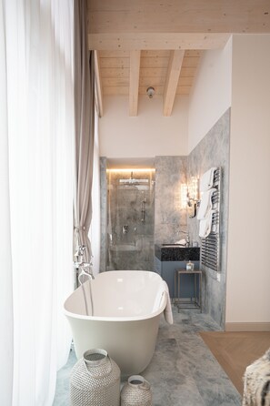 Penthouse de lujo, vista a la montaña | Baño | Amenidades de baño gratuitas, secadora de cabello, batas, pantuflas 