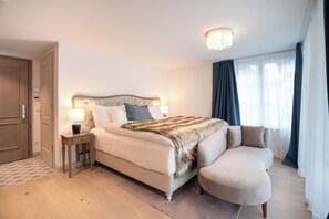 Allergitestet sengetøy, dundyner, minibar og safe på rommet