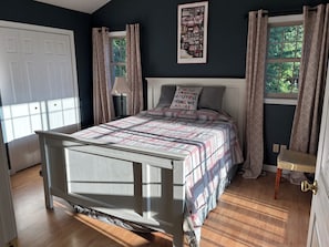 1 bedroom, free WiFi, bed sheets - Bloomington hideaway, 10 min from downtown, catch some fish in private pond. (Bloomington)