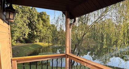 Bloomington hideaway, 10 min from downtown, catch some fish in private pond.