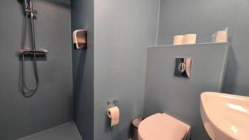 Single Room, City View | Bathroom | Towels