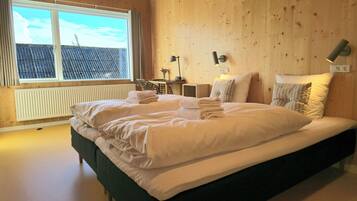Senior Double Room | Desk, free WiFi, bed sheets