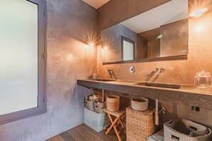 Suihku, hiustenkuivaaja, pyyhkeet, saippua