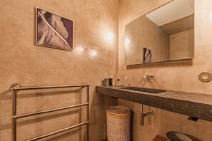 Doccia, asciugacapelli, asciugamani, sapone