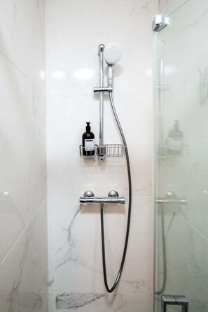 Shower, hair dryer, towels - Le Paul B - Green- Well located apartment (Lyon)