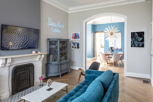 Televisión, chimenea y impresora 