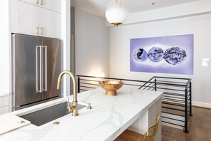 Réfrigérateur, four à micro-ondes, un four, surface de cuisson