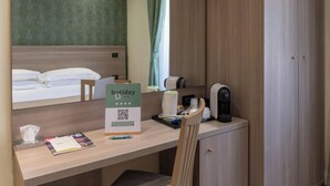 Kamar Double Comfort | Minibar, brankas, meja kerja, dan ruang kerja ramah laptop