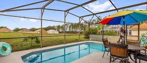 Una piscina al aire libre, una piscina climatizada