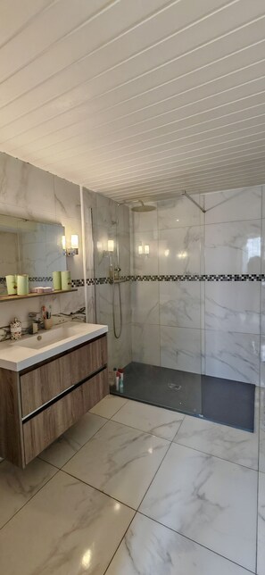 Dusche, Haartrockner, Handtücher