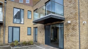 Un bâtiment moderne avec une façade en briques, de grandes fenêtres et un toit plat.