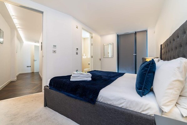 2 habitaciones, tabla de planchar con plancha y cuna de viaje