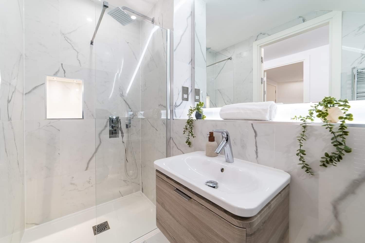 Dusch, hårtork, handdukar och tvål