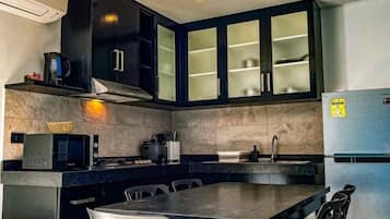 Refrigerador, placa de cocina, cafetera/tetera, tetera/pava eléctrica