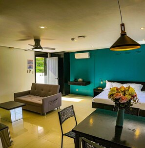 Suite estudio superior | Ropa de cama de alta calidad, edredones de plumas, caja fuerte