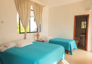 Habitación triple Deluxe | Ropa de cama hipoalergénica, edredón, wifi gratis y ropa de cama