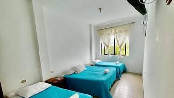 Seprai antialergi, selimut bulu angsa, Wi-Fi gratis, dan seprai linen