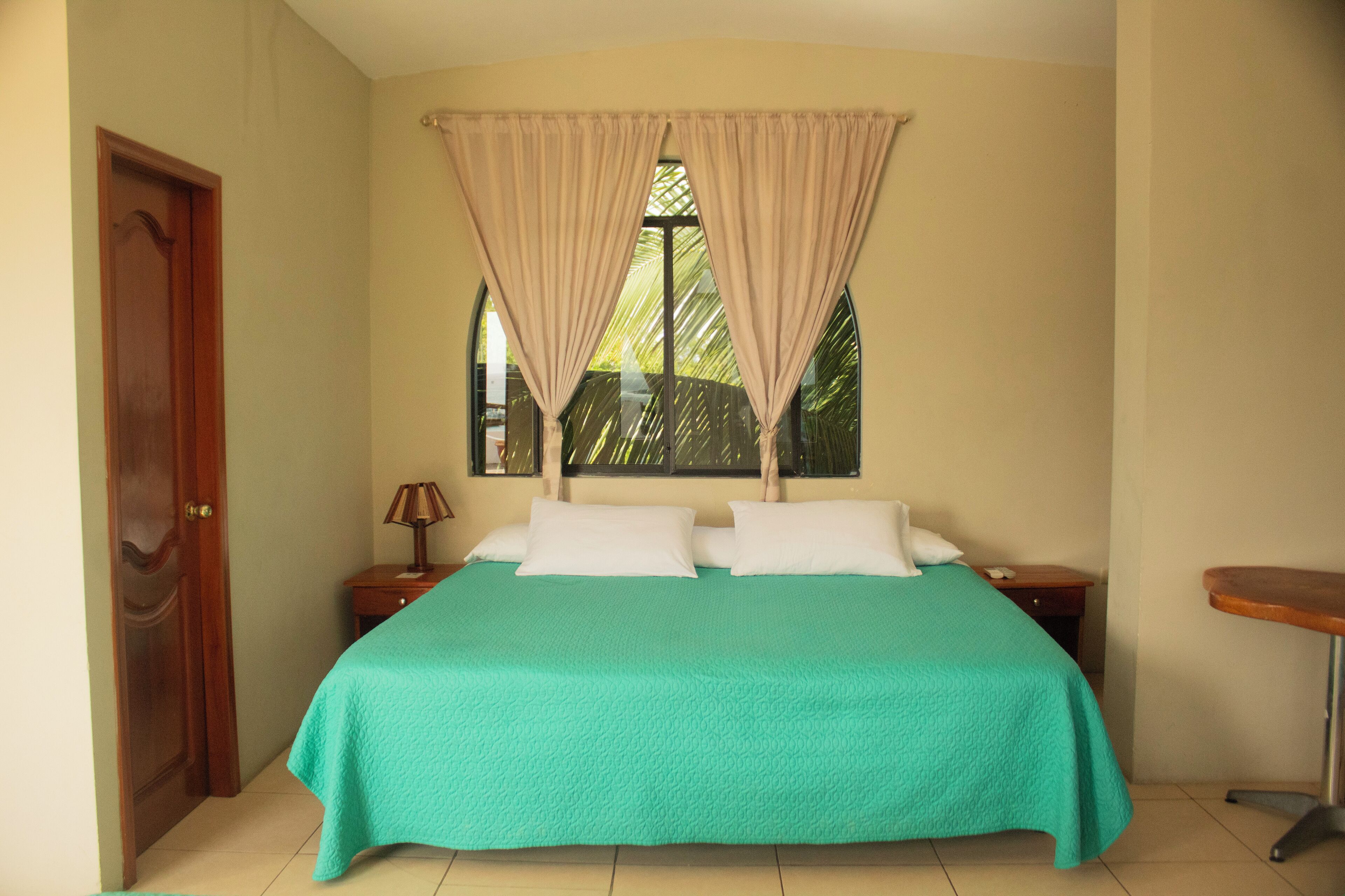 Quarto quádruplo luxo | Roupas de cama antialérgicas, edredons de pluma, Wi-Fi de cortesia