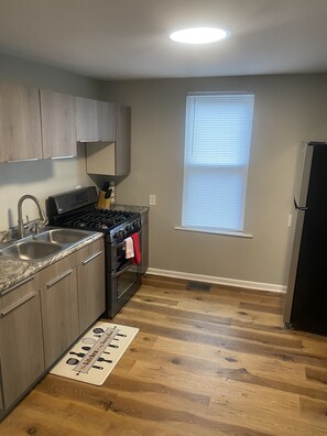 Fridge, microwave, oven, stovetop - Charming 3-bedroom apartment in superb Chicago with WiFi (Chicago)