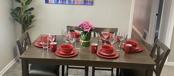 Charming 3-bedroom apartment in superb Chicago with WiFi