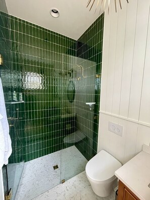 Dusche, Haartrockner, Bidet, Handtücher