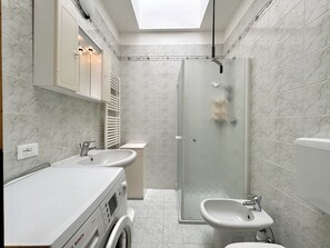 Regadera, toallas, papel de baño 