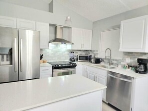 Fridge, microwave, oven, stovetop - Centrally home near downtown Orlando!
(Orlando)