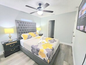 3 bedrooms, iron/ironing board, free WiFi, bed sheets - Centrally home near downtown Orlando!
(Orlando)