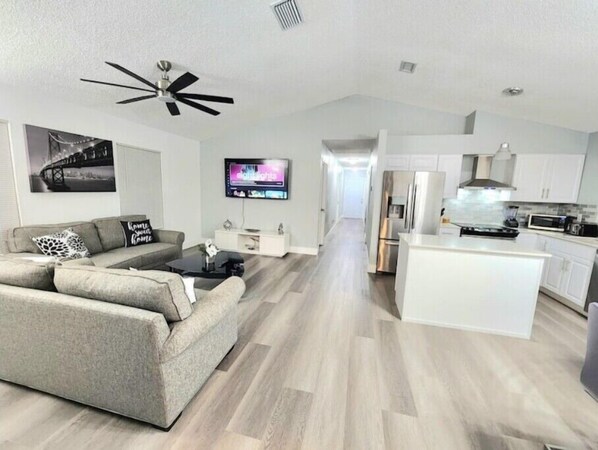 Smart TV - Centrally home near downtown Orlando!
(Orlando)